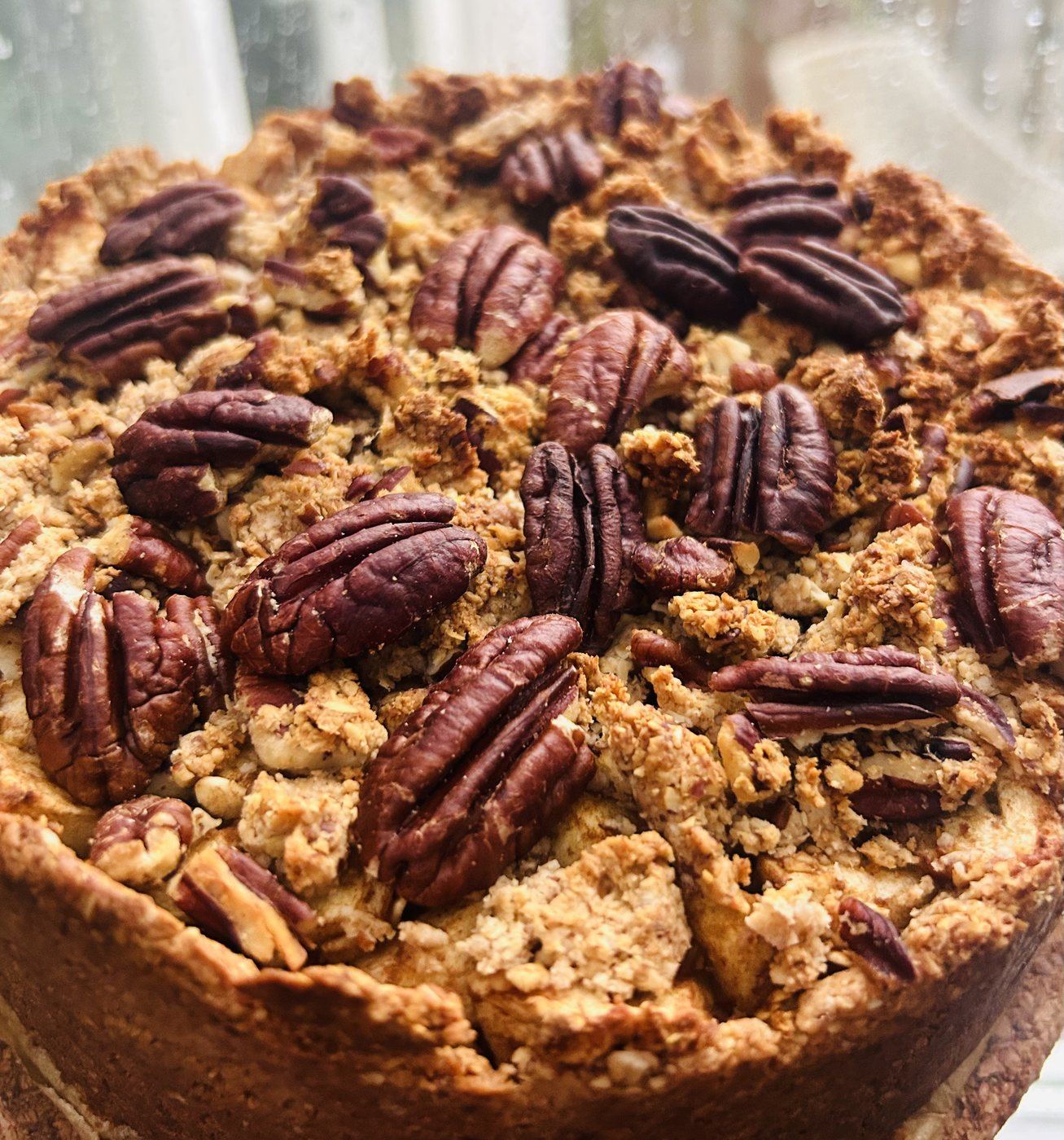 Gezonde appeltaart met havermeel en pecannoten — foto door een mens gemaakt, recept door een mens gecontroleerd