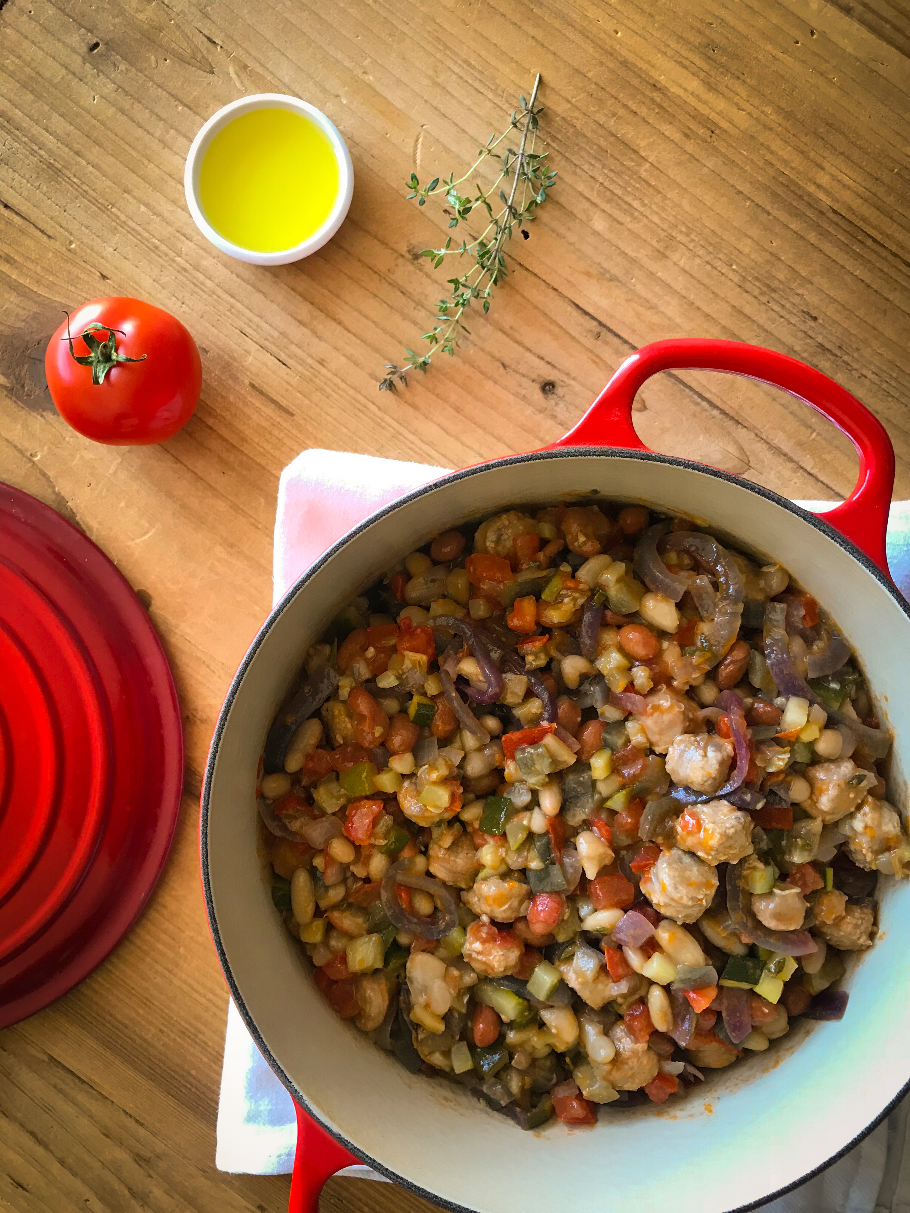 Bonenstoof met courgette, aubergine en worstjes