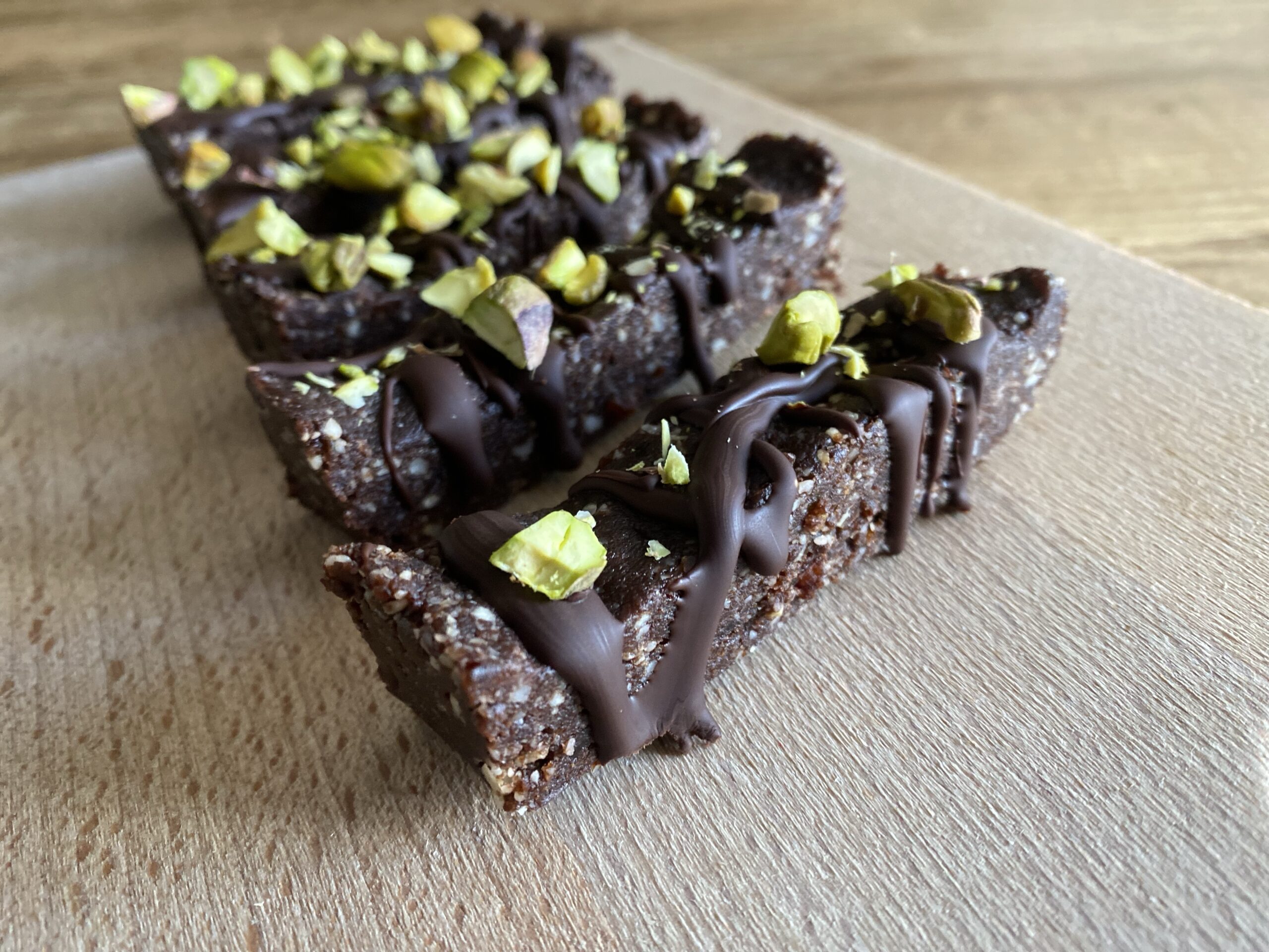 Notendadelbar met pistachenoten en pure, echt pure chocolade 🤪